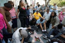 fans-mourn-death-of-michael-jackson-169526284.jpg fans-mourn-death-of-michael-jackson-169526284.jpg
