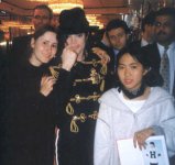 Michael-And-His-Fans-michael-jackson-35257832-350-331.jpg