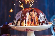 Winterliche Eisbombe mit Vin Santo Rezept | LECKER