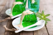 Waldmeister-Wackelpudding: erfrischend und süß - Leckerschmecker
